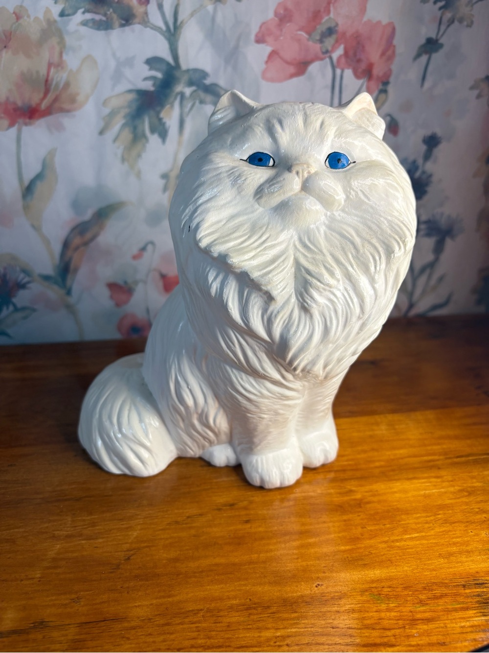 Vintage White Cat Figurine Decorative Pet Statue with Blue Eyes